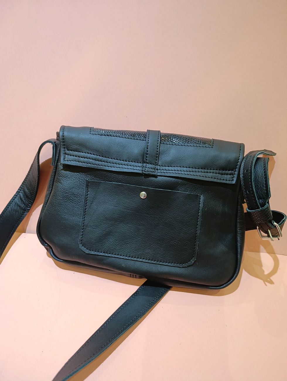 Miniature : dos du sac besace noir avec poche plaquée en cuir