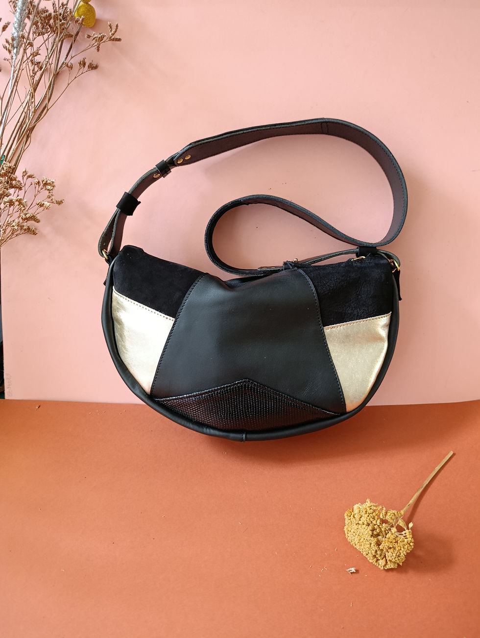 Sac à main Joy demi lune patchwork de cuir noir et or