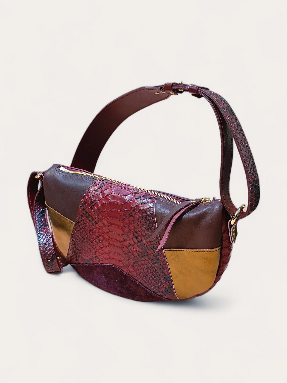Miniature : sac à main demi lune souple en cuirs bordeaux upcylés