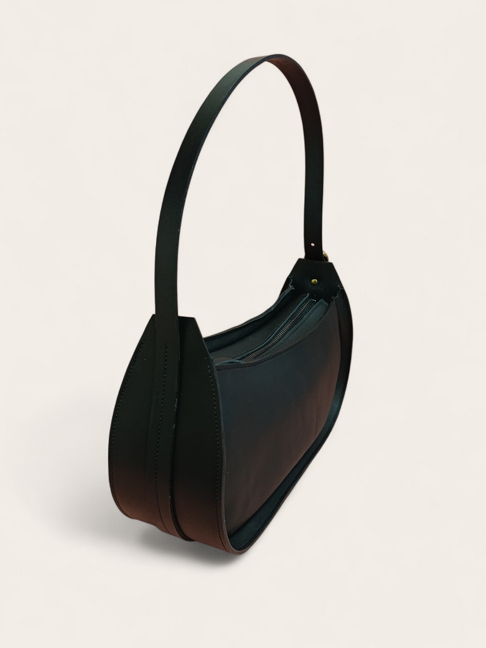 Miniature : sac demi lune en cuir noir fabriqué en france
