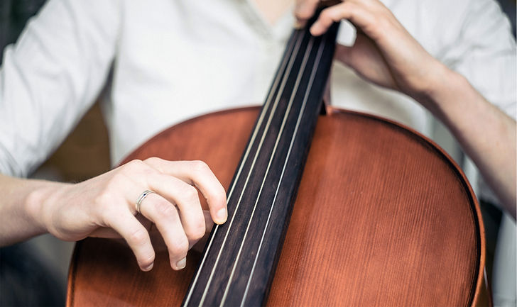 violoncelliste qui pratique