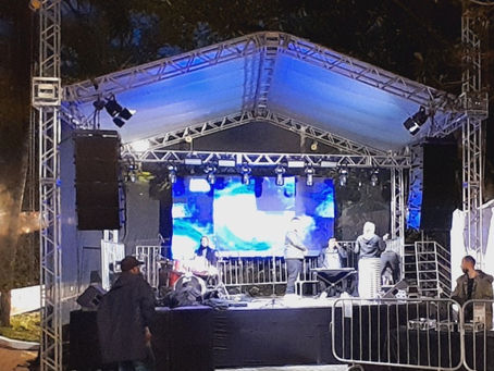 Sistema de som profissional para evento montado pela EA Som e Iluminação em Belo Horizonte.
