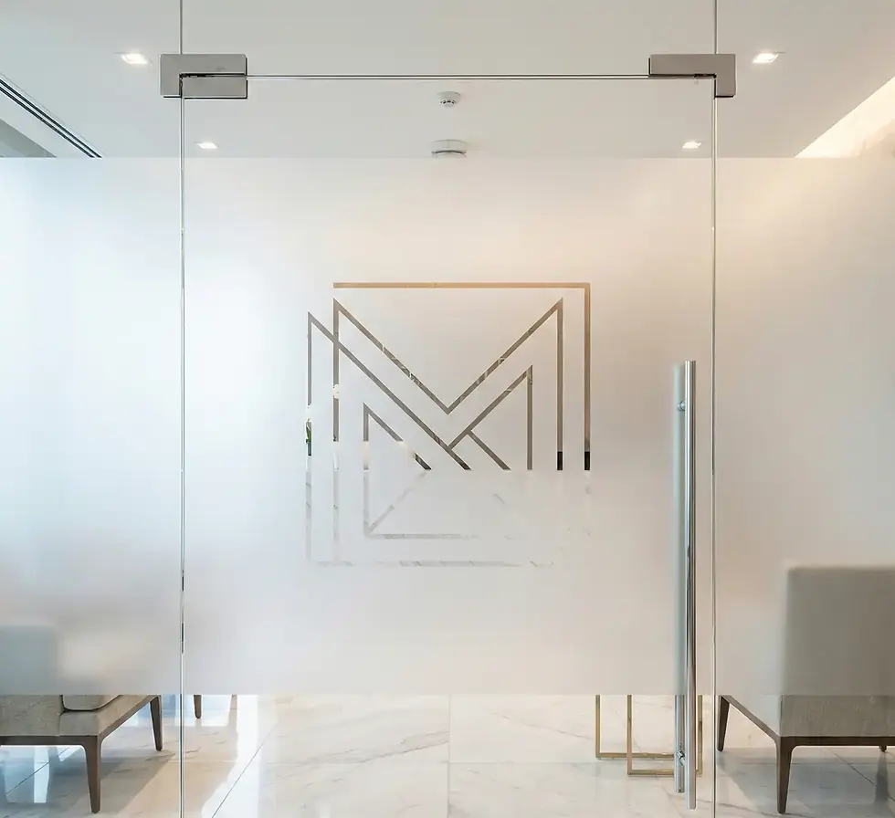 Glastür mit Sichtschutzfolie und präzisem Design-Zuschnitt für Praxen und Kanzleien.