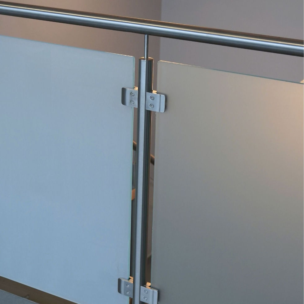 Vergleich von zwei Glasdekorfolien als Sichtschutz für Balkon- oder Terrassenelemente – Fachgerechte Folierung durch Remise GmbH.