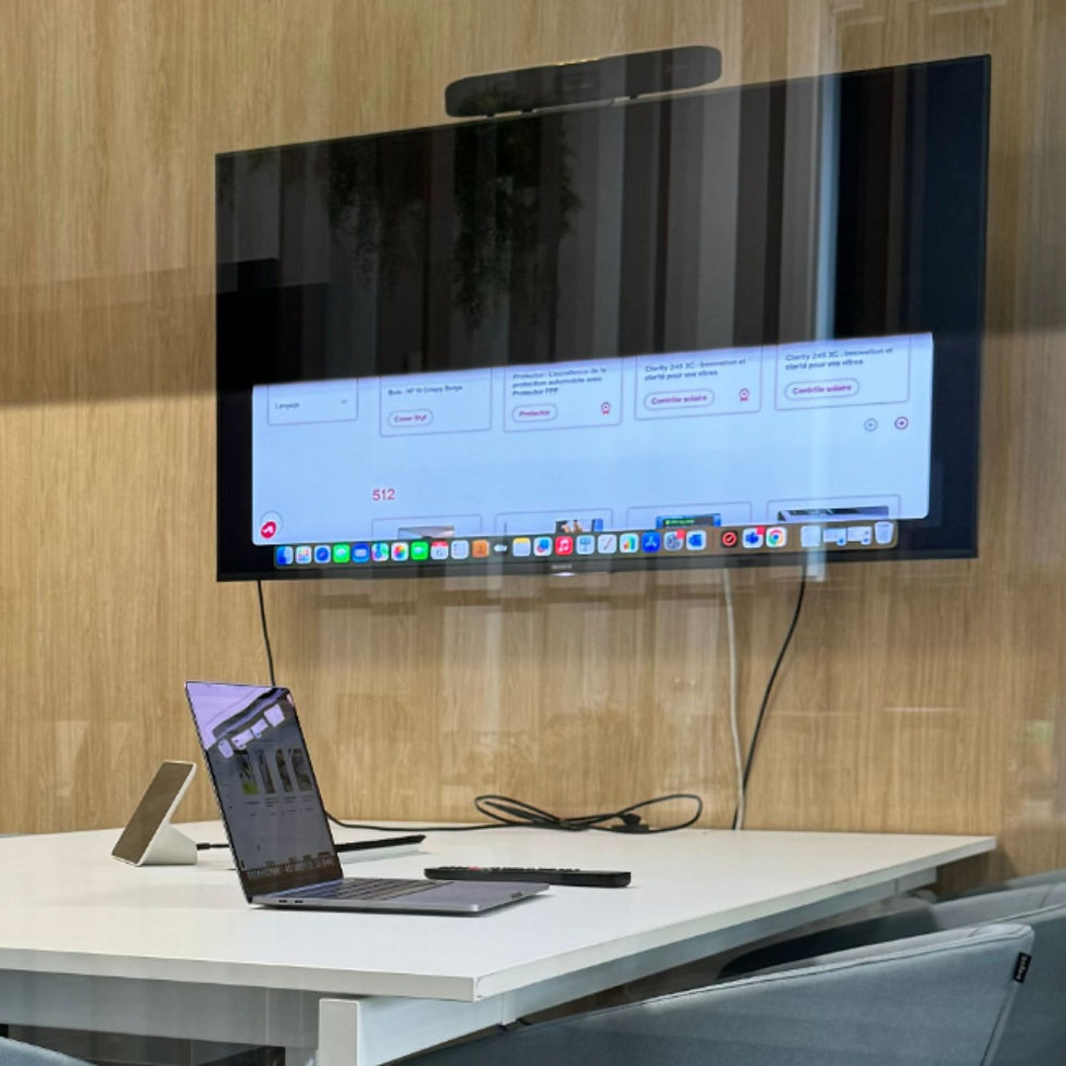 Spezialisierte Data-Jammer-Sichtschutzfolie an einer Büroscheibe, die Bildschirminhalte für Außenstehende unlesbar macht – Datenschutz von Remise GmbH.