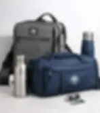 Werbemittel der Remise GmbH: Rucksack, Reisetasche und Trinkflaschen mit Logo als hochwertige Reisebegleiter.