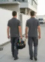 Saubere Renovierung im laufenden Betrieb: Das Montageteam der Remise GmbH rückt mit Spezialwerkzeug zur staubfreien Möbelfolierung an.