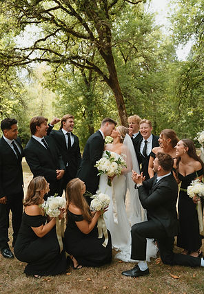 Oregon Wedding Party Photo with bride and groom kissing