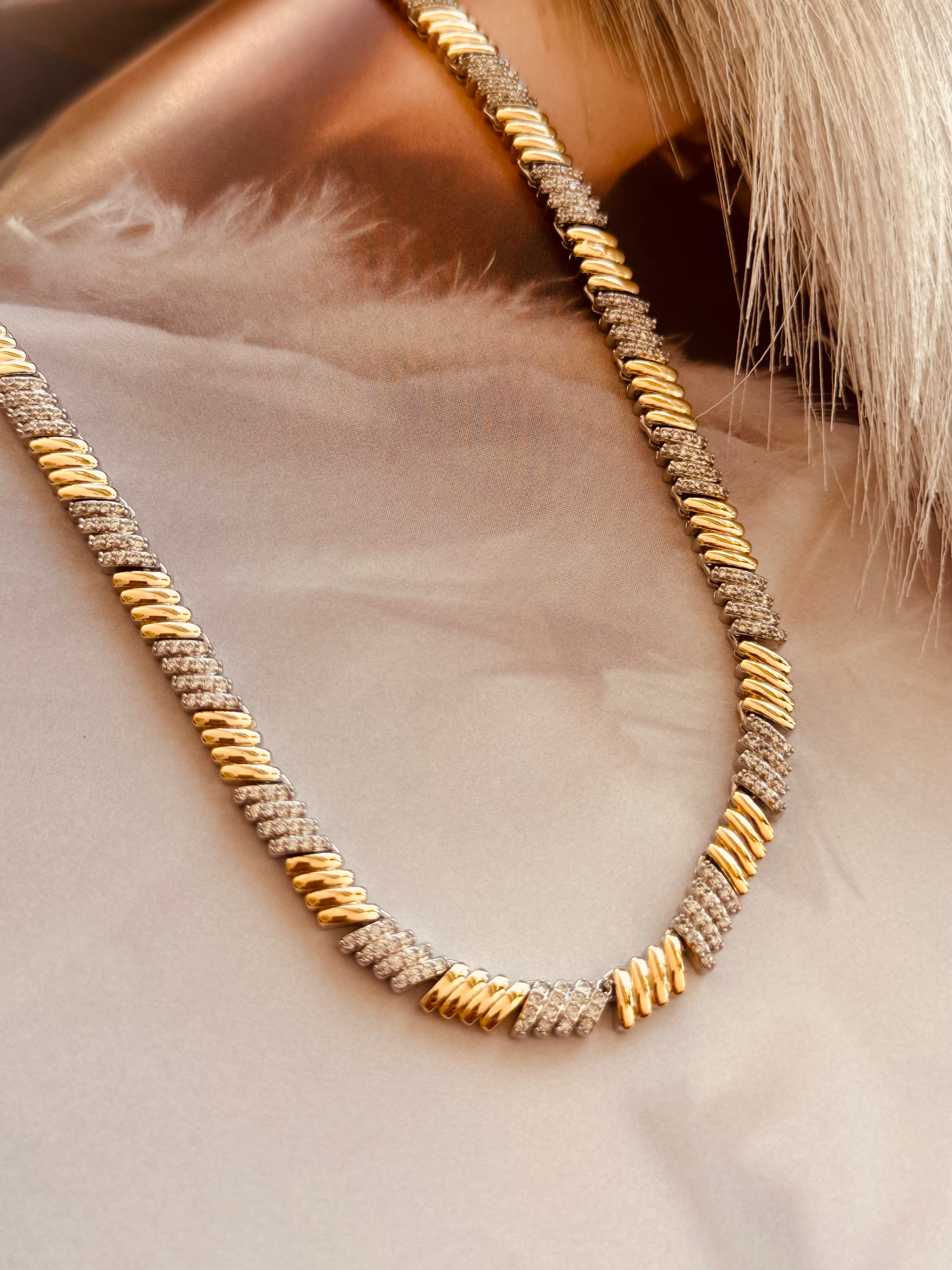 Colar com acabamento em ouro 18k e ródio, possui extensor.