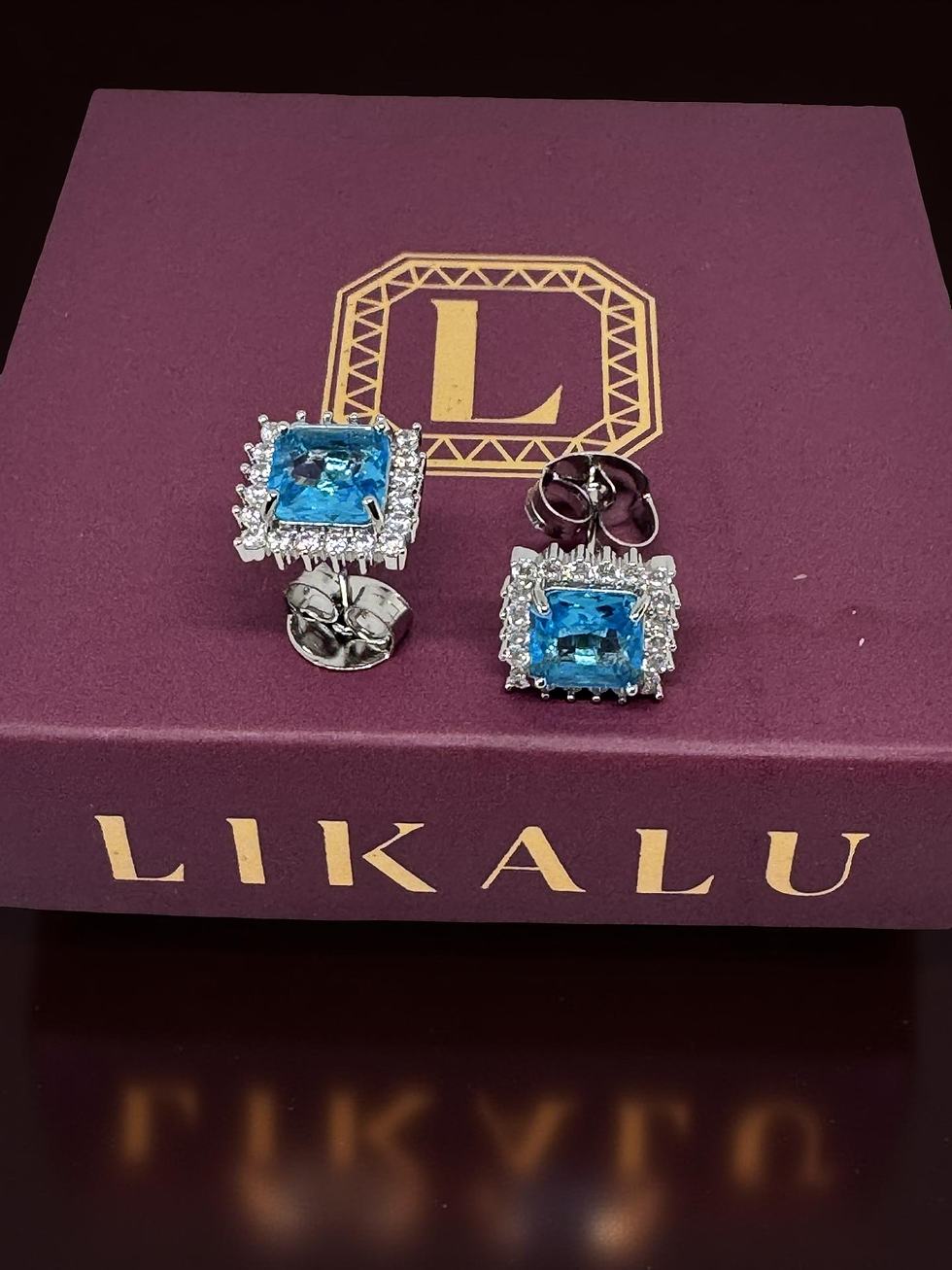 Miniatura: Trio de brincos com tarrachas, banho de ródio e pedras azuis em formato quadrado