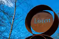 Sculpture en fer avec inscription LISTEN