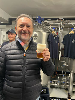Stephan Eckert mit Bier von Malzschmied