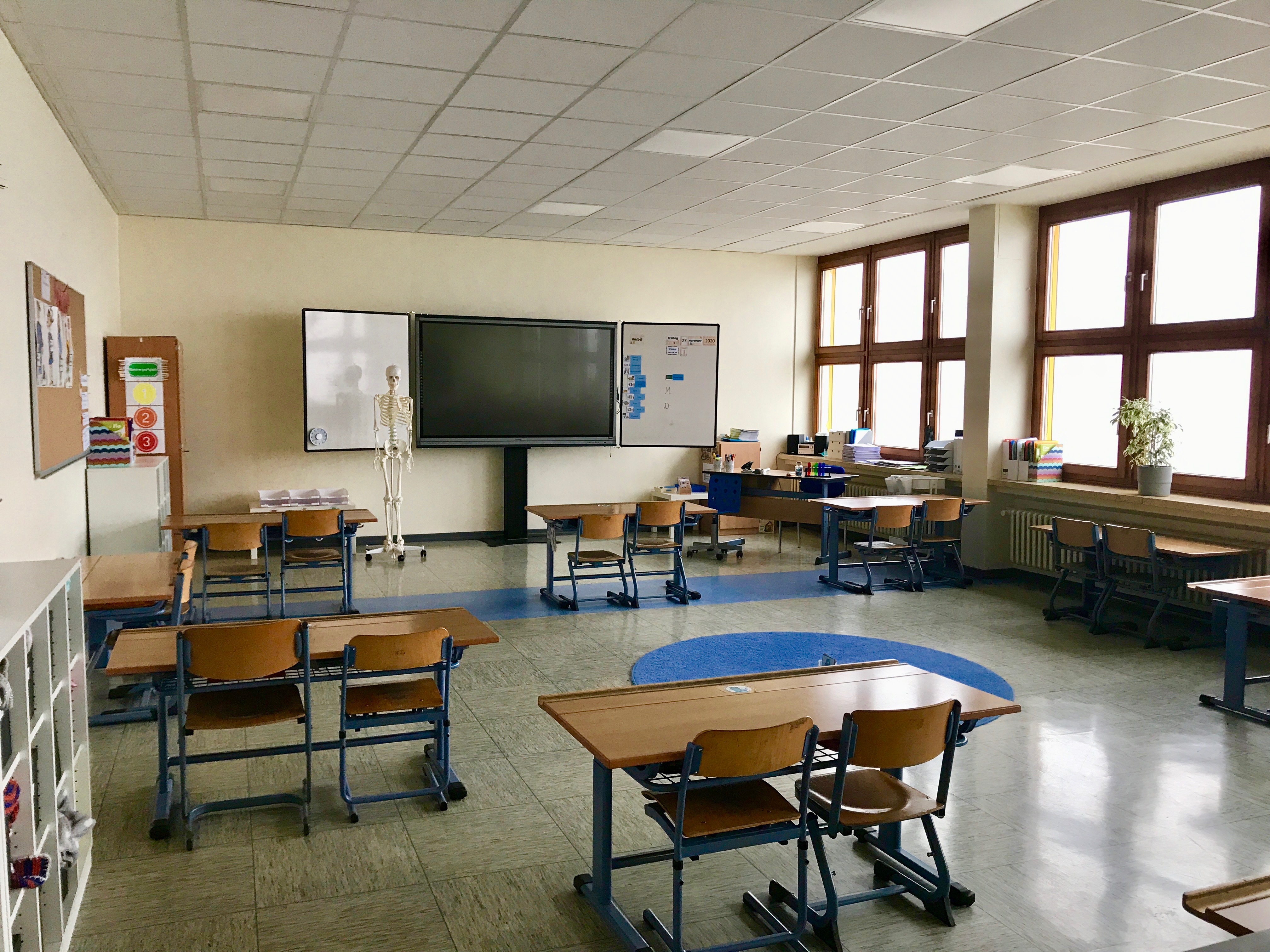 Klassenraum mit digitaler Tafel