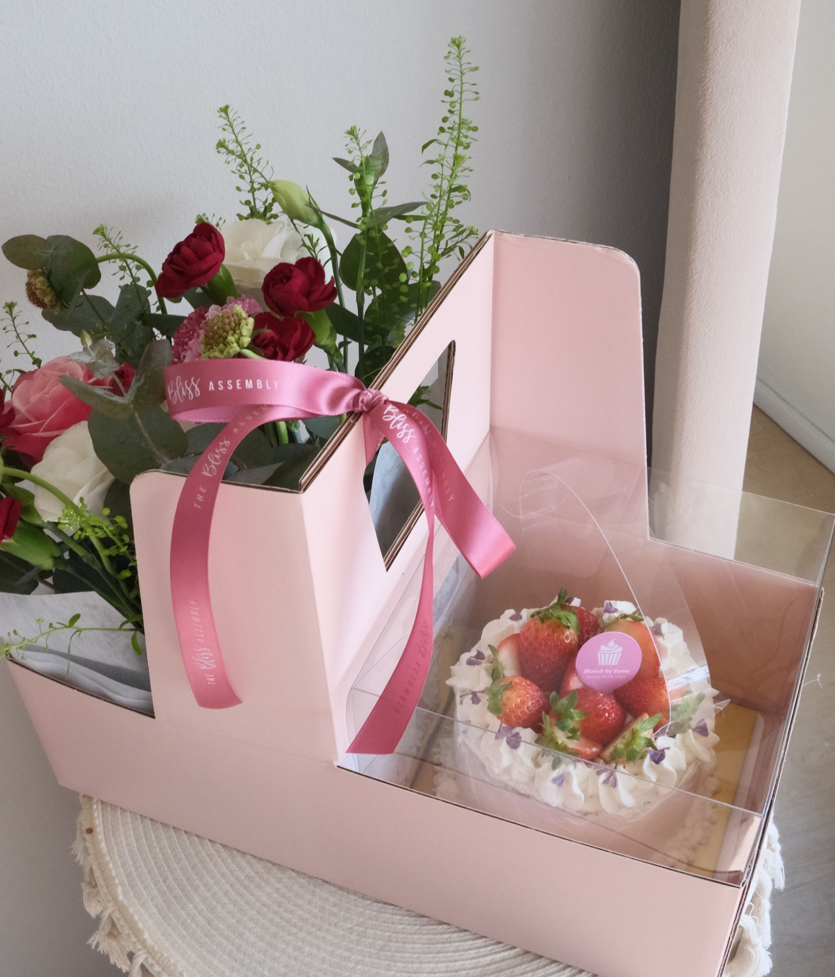 MUNCHBYVERNA X THEBLISSASSEMBLY (CAKE + FLOWER BUNDLE)