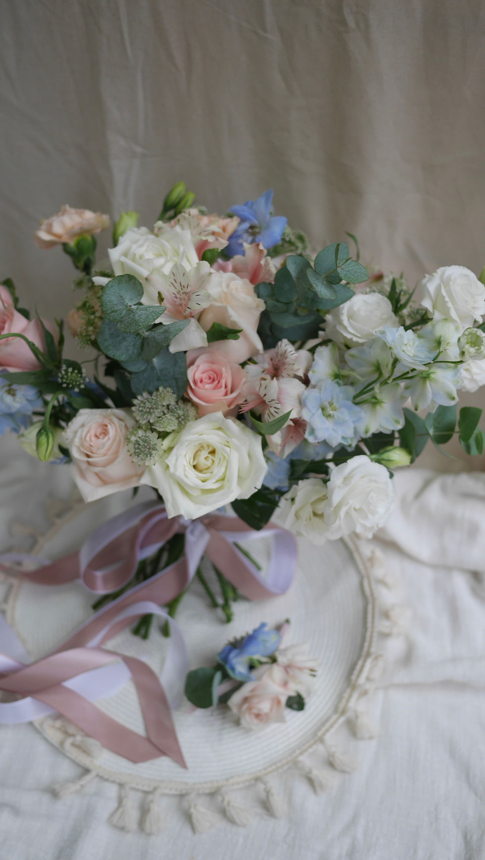 Thumbnail: Fan shape bridal bouquet blue pink