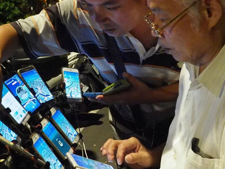 JUBILADO MONTA 11 TELÉFONOS EN SU BICICLETA PARA JUGAR 'POKEMON GO'
