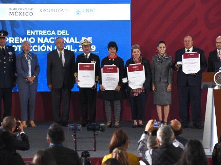 Premio Nacional de Protección Civil es entregado por López Obrador