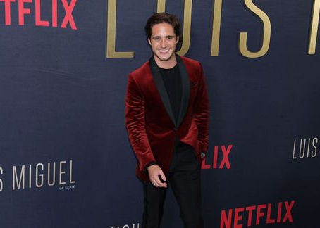 CELEBRAN PREMIER DE 'LUIS MIGUEL, LA SERIE' CON ALFOMBRA DORADA