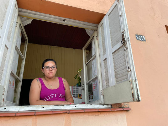 "Estou vivendo presa dentro da minha casa", desabafa santanense e pede ajuda por solução