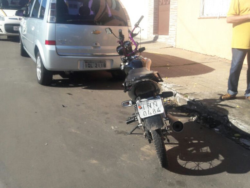 Motociclista foge da barreira, perde o controle e atinge dois veiculos no centro