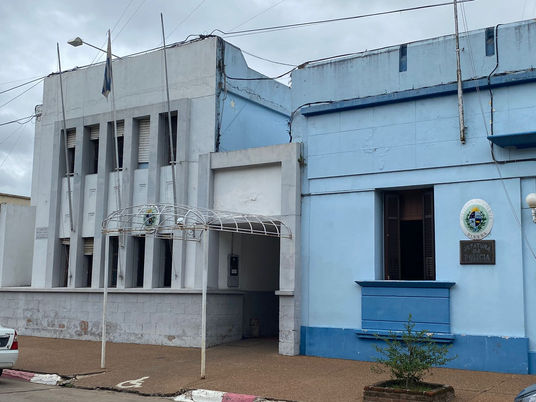Grupo invade casa, rouba dinheiro e garrafa de vinho em Rivera