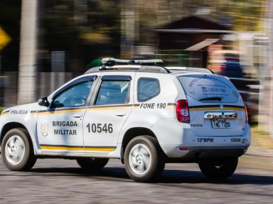 Mulher é presa após furtar viatura e fugir com o veículo em Porto Alegre, diz polícia