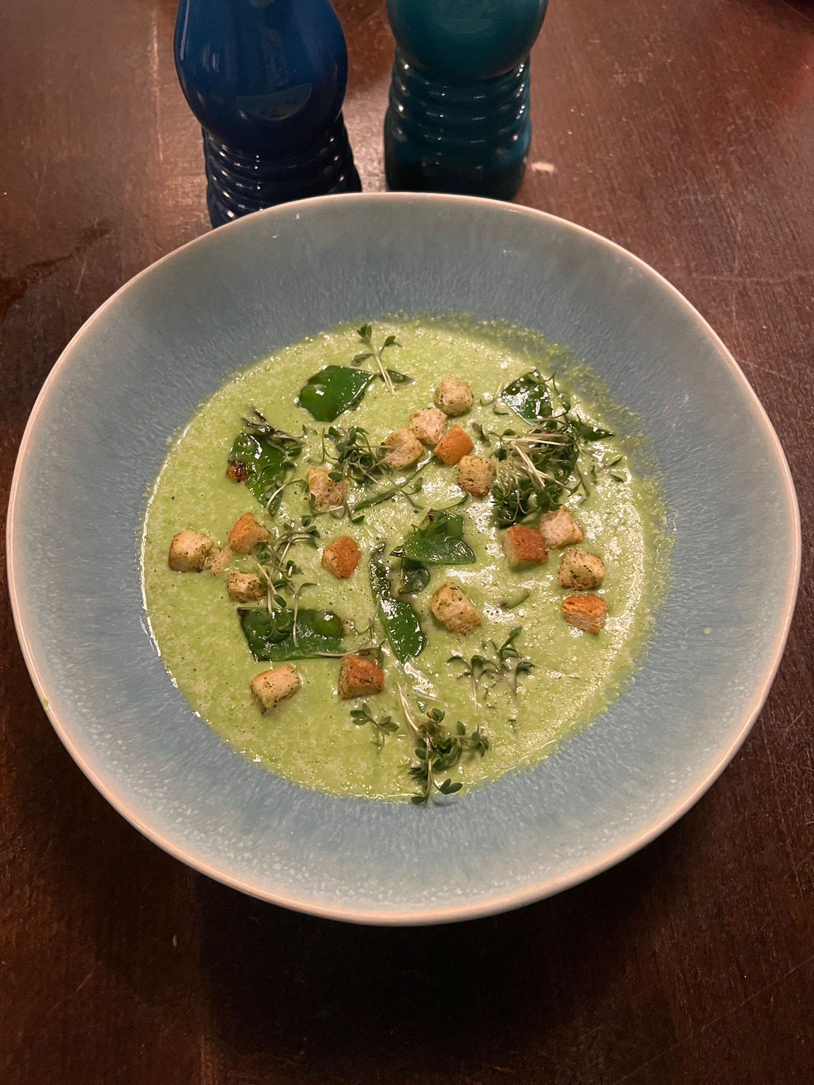 Kalte Erbsensuppe mit Kaiserschoten und Wasabi
