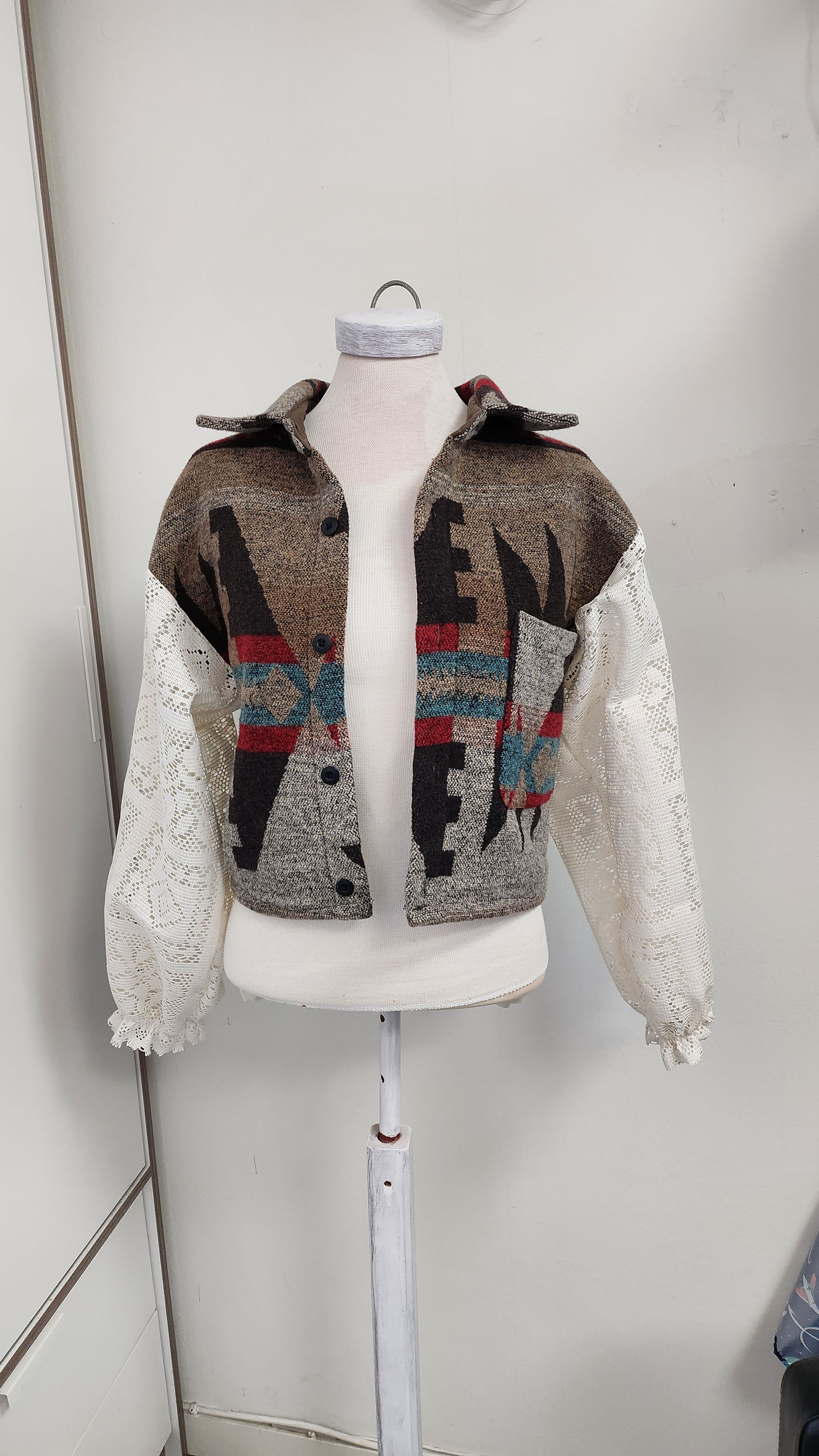 Jacka med spetsärmar 