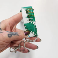 Hand som håller i nyckelband