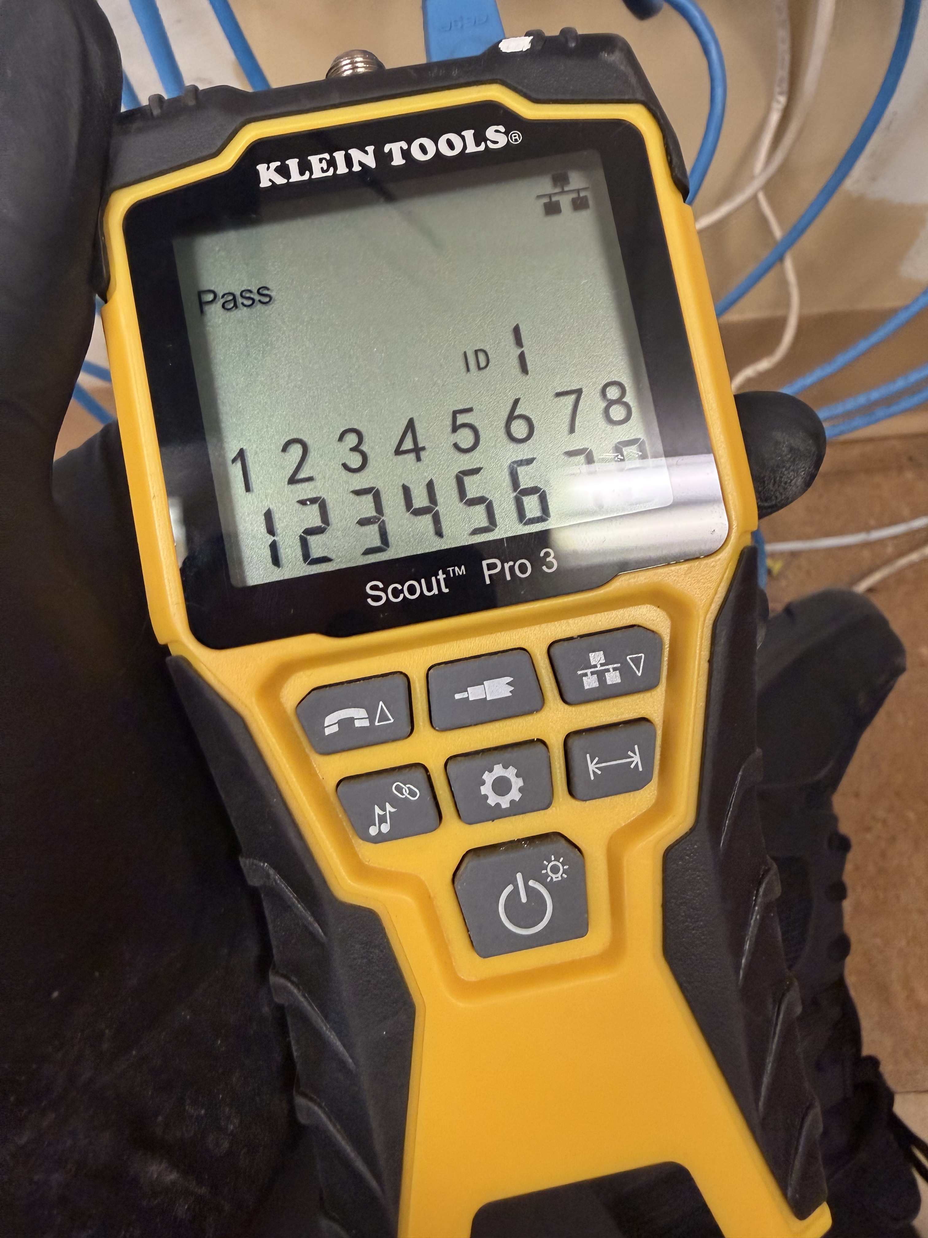 Network cable tester showing paired connections