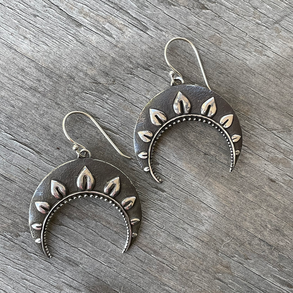 Thumbnail: Roulette 18 crescent earrings 