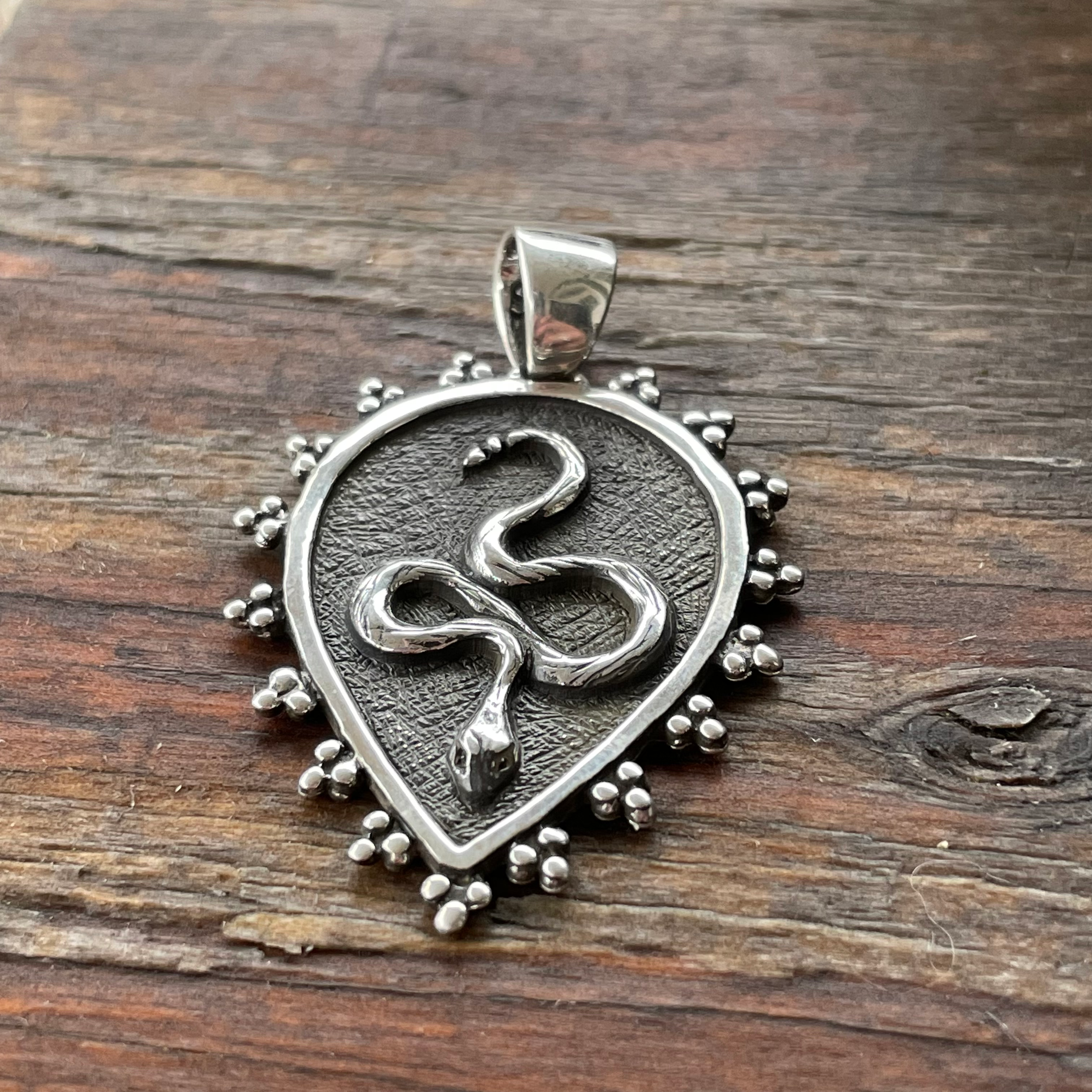 Roulette 18 snake pendant 