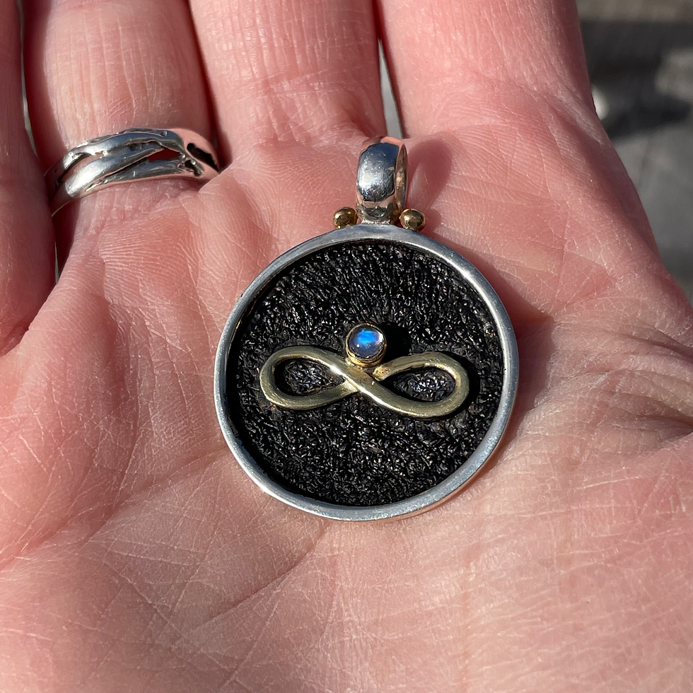 Thumbnail: Roulette 18 Infinity Pendant