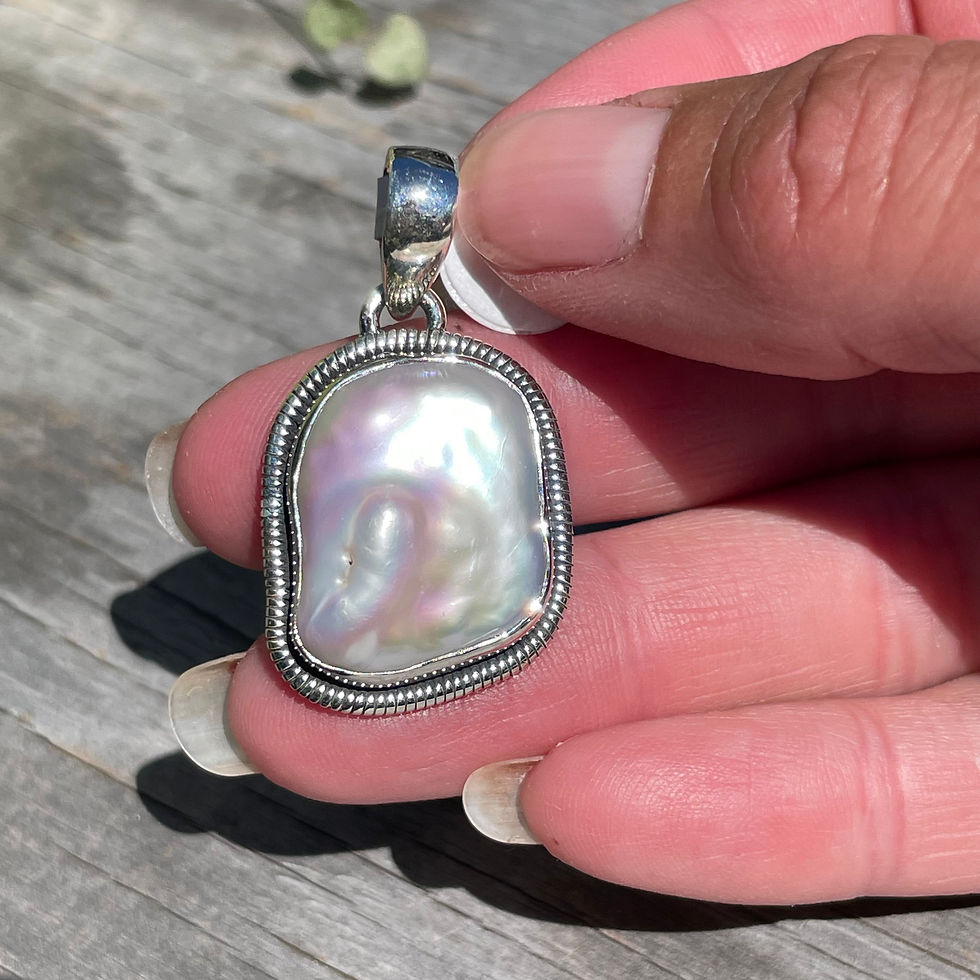 Thumbnail: Large pearl pendant