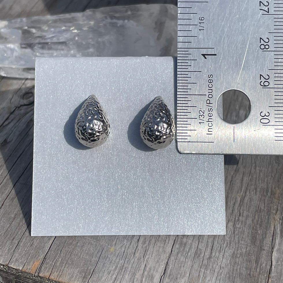 Thumbnail: Puffy hammered 3D teardrop stud earring 