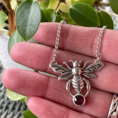 Roulette 18 queen bee necklace justjewellery