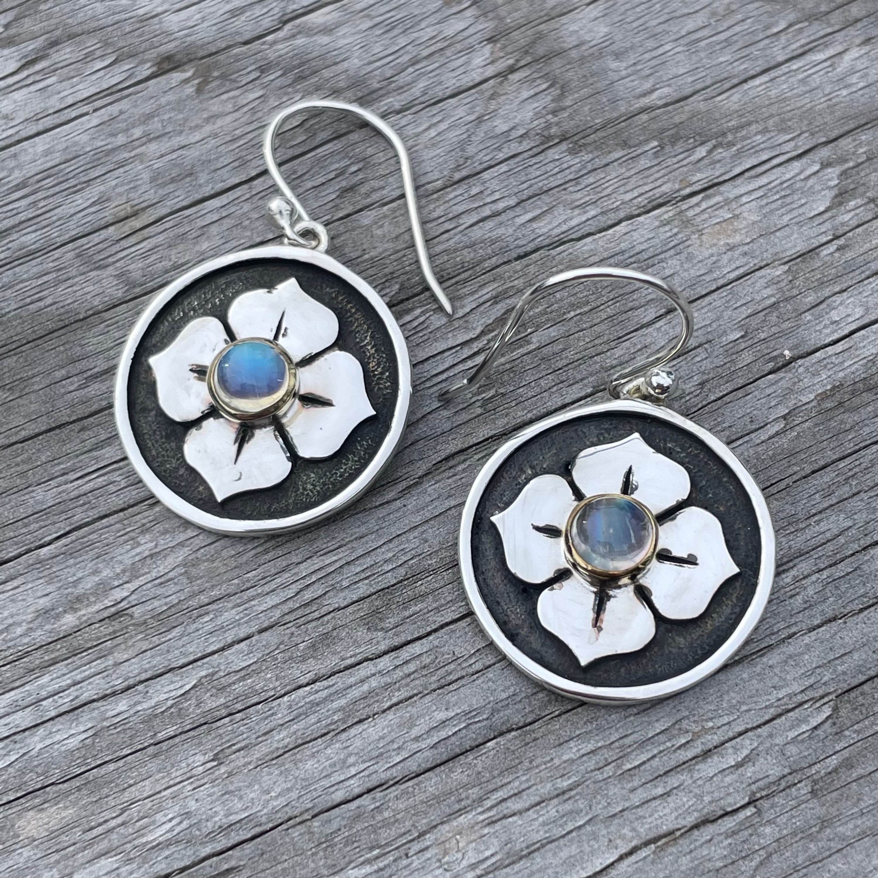 Roulette 18 Four Petal Lotus with Moonstone