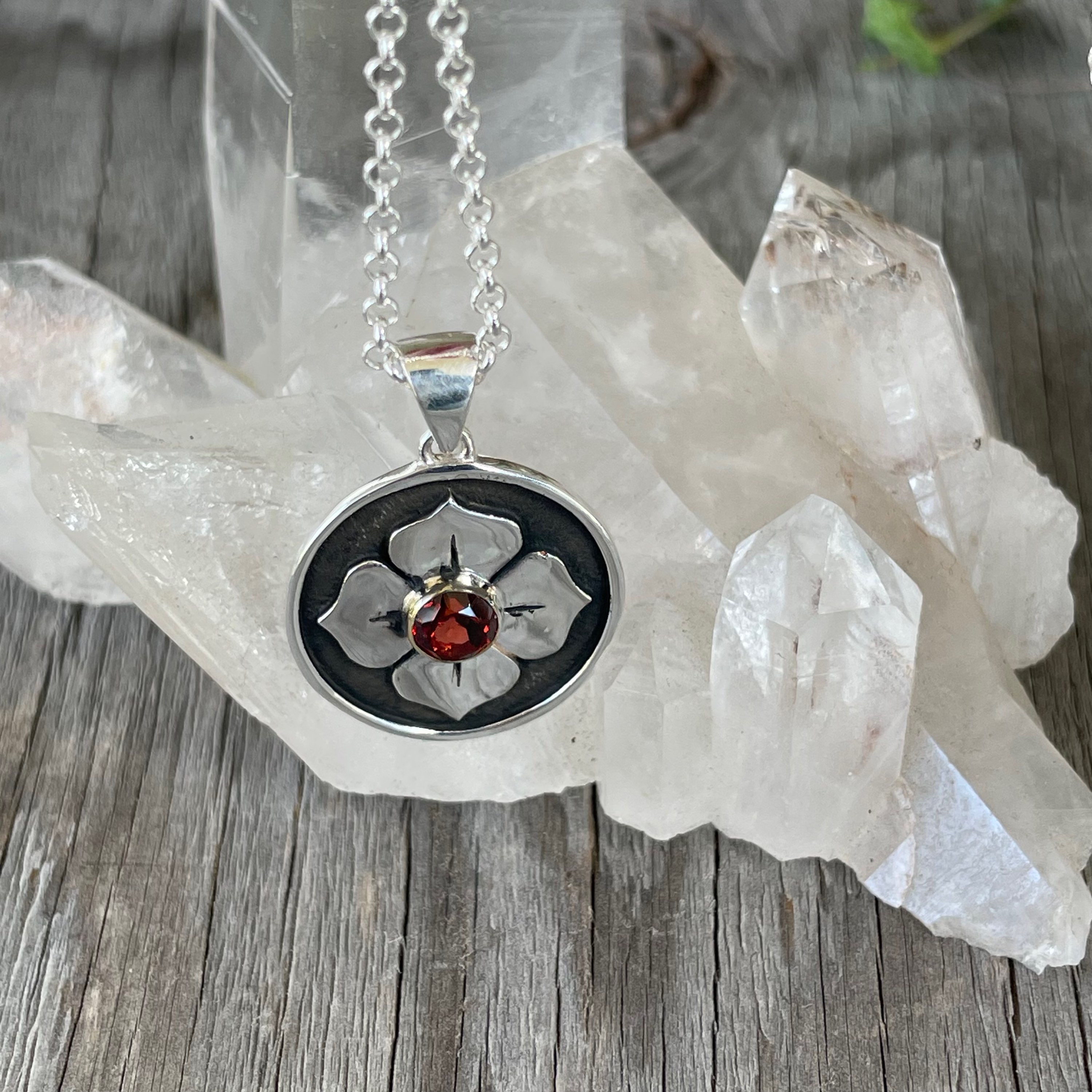 Roulette 18 Small Garnet Four Petal Lotus Pendant