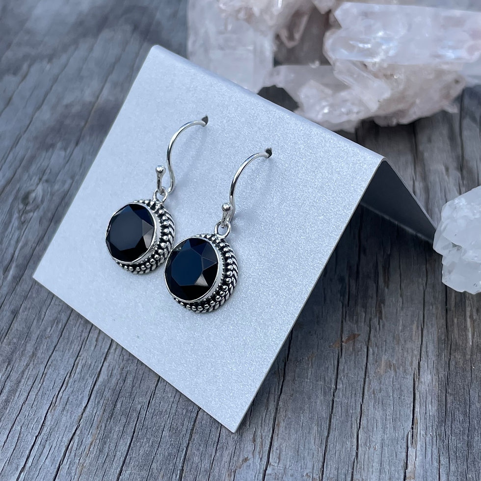 Thumbnail: Round detail setting faceted onyx earrings 