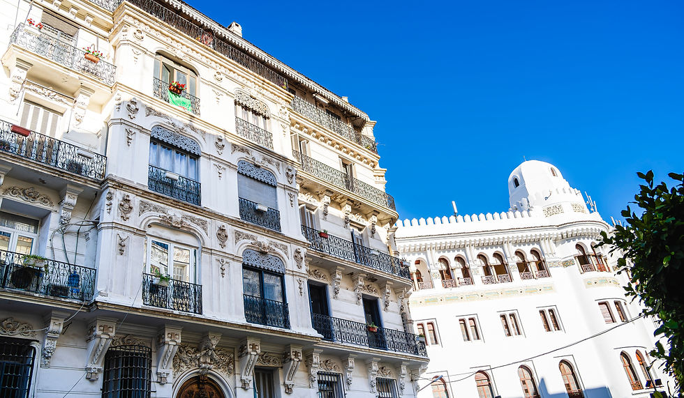 Bâtiments du centre-ville d'Alger sous le soleil