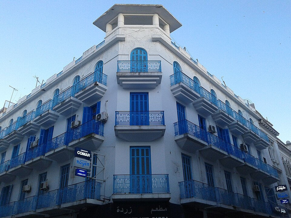 Immeuble art déco dans les rues de Tunis