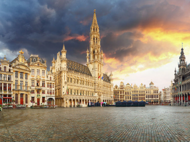Vue sur la Grand-Place de Bruxelles au soleil couchant