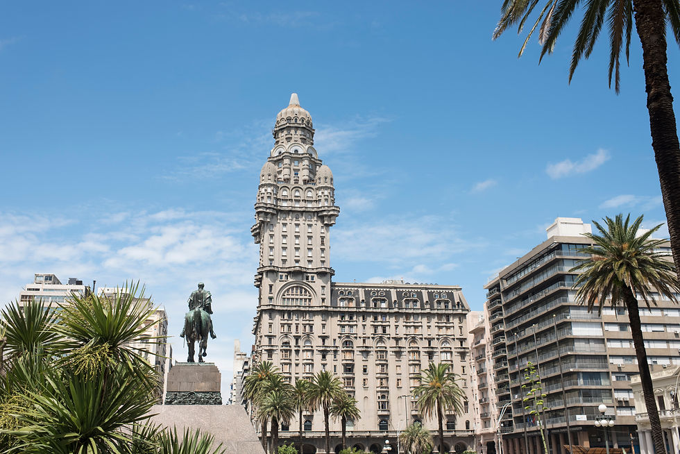 Le Palacio Salvo sur la plaza Independencia à Montevideo