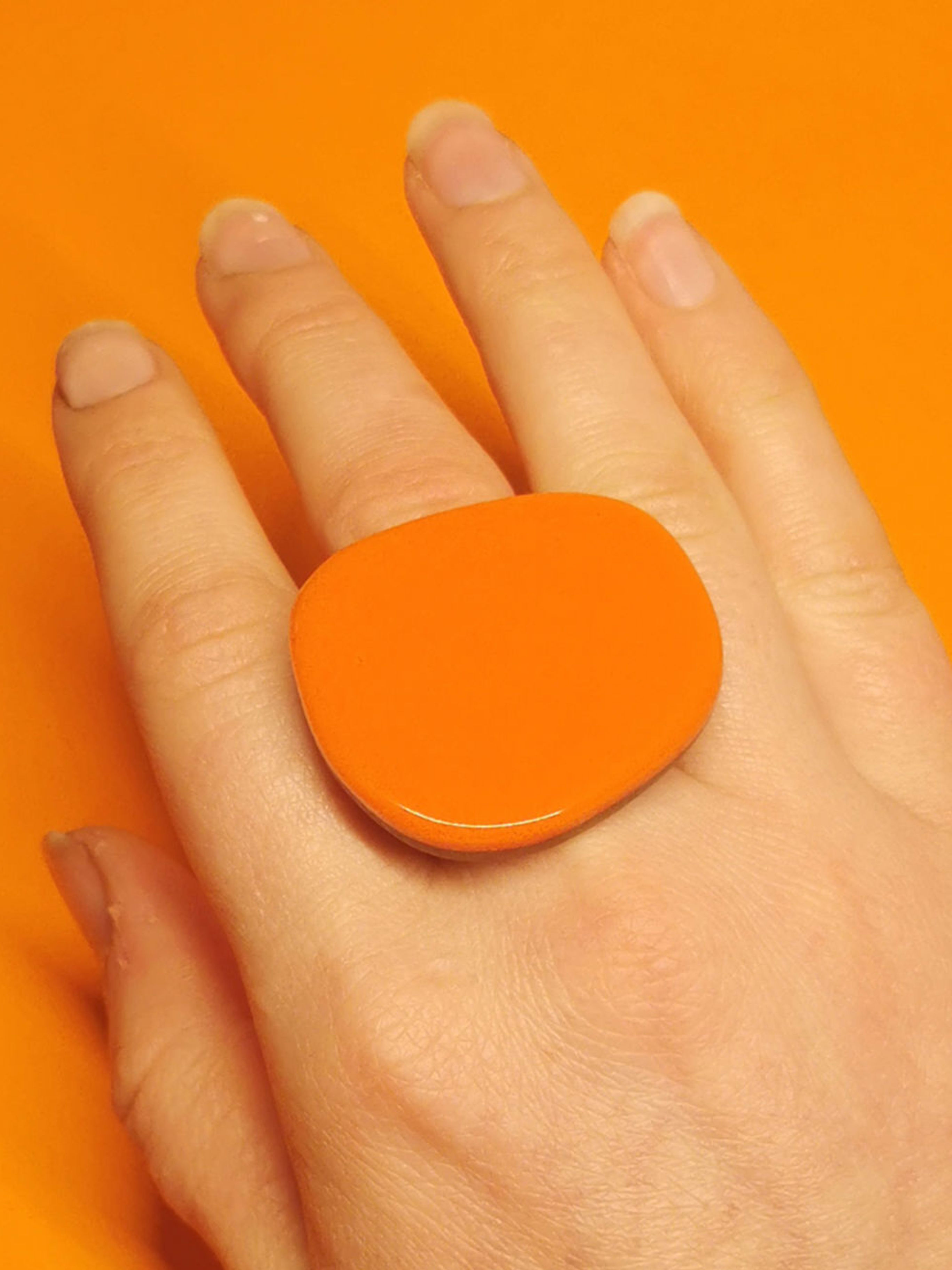 ORANGE PEBBLE SHAPED U RING