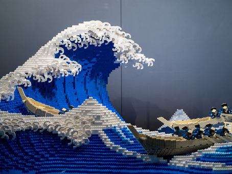 Escultura recria a "Grande Onda" de Hokusai, com 50.000 peças de Lego