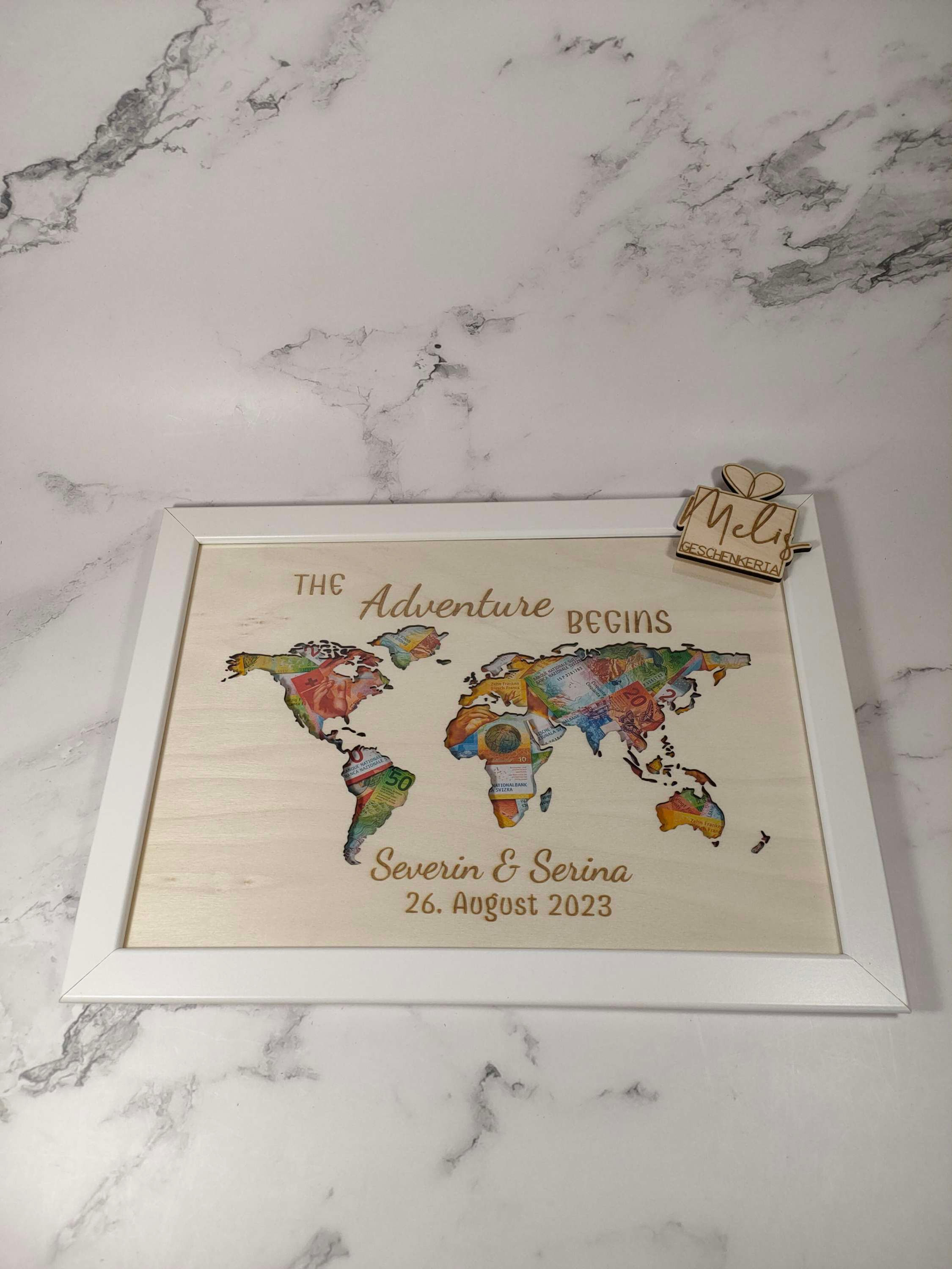 Weltkarte aus Holz im Rahmen 