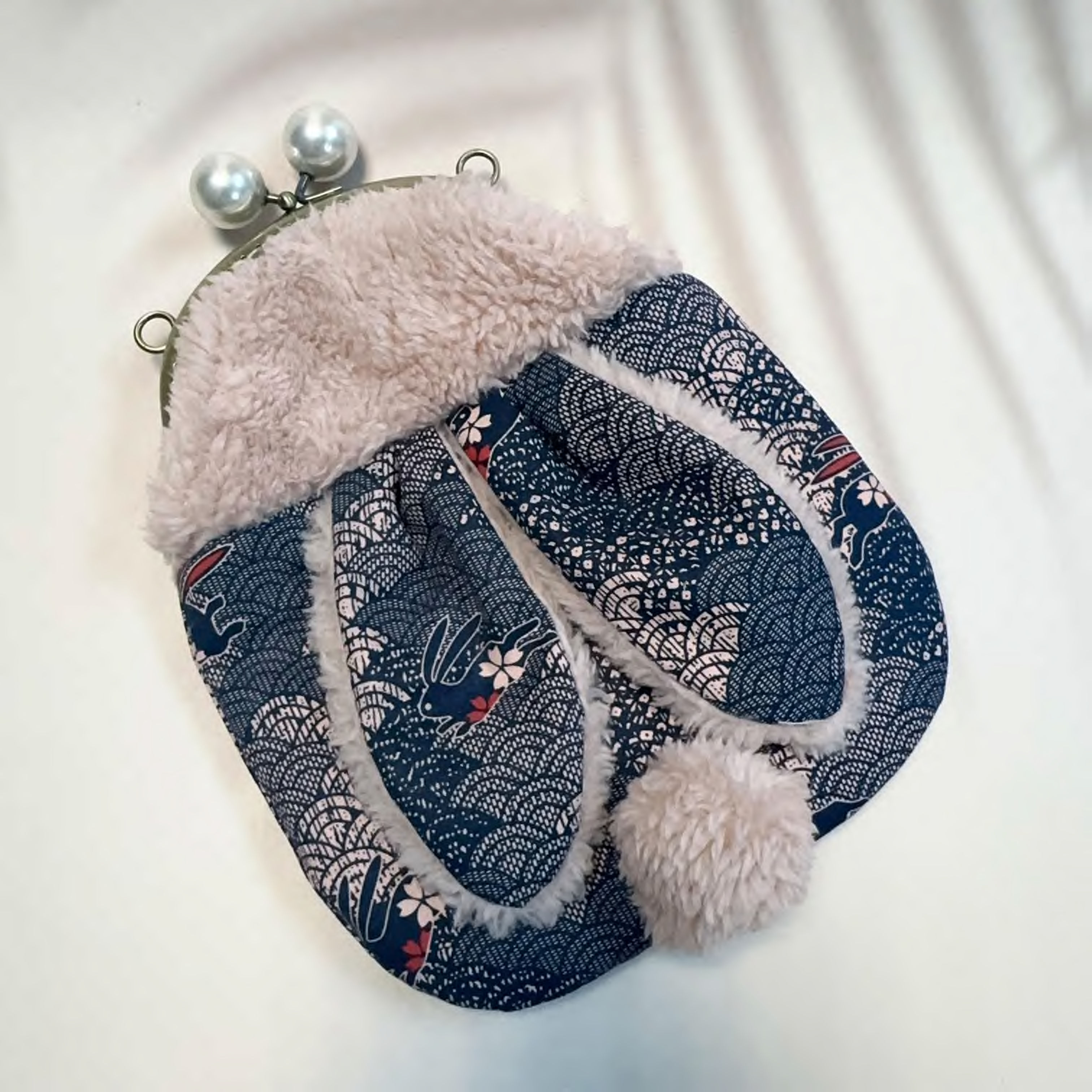 兔兔。手縫口金。鈄背包