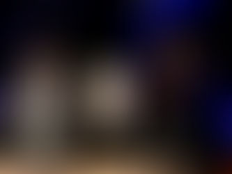 Jansi chante accompagnée de ses musiciens