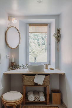 Le logis Anita vous accueille à Gap dans un hébergement chaleureux au charme authentique. Il dispose d’une chambre double ouverte sur le bois, et d’un espace séjour convivial relié à une cuisine équipée, le tout dans un décor unique mêlant meubles anciens chinés et revisités. 