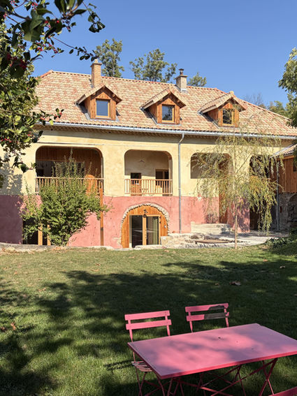 Gîte de groupe qui rassemble 5 espaces locatifs dont une salle commune.